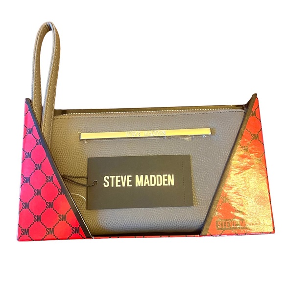 STEVE MADDEN ZIP AROUND WALLET WRISTLET
NWT - Picture 1 of 10